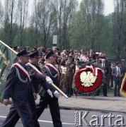 9.05.1980, Warszawa, Polska.
Obchody Dnia Zwycięstwa. W pochodzie uczestniczą żołnierze ludowego Wojska Polskiego, niosąc sztandar. Na dalszym planie widoczny wieniec przedstawiający godło Polski - orła bez korony.
Fot. Edward Grochowicz, zbiory Ośrodka KARTA