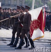 9.05.1980, Warszawa, Polska.
Obchody Dnia Zwycięstwa na Placu Zwycięstwa (obecnie Plac Józefa Piłsudskiego). Na zdjęciu żołnierze z Kompanii Reprezentacyjnej ludowego Wojska Polskiego podczas pochodu.
Fot. Edward Grochowicz, zbiory Ośrodka KARTA