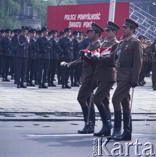 9.05.1980, Warszawa, Polska.
Dzień Zwycięstwa. W pochodzie na Placu Zwycięstwa (obecnie Plac Józefa Piłsudskiego) uczestniczą żołnierze ludowego Wojska Polskiego. 
Fot. Edward Grochowicz, zbiory Ośrodka KARTA