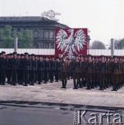 9.05.1980, Warszawa, Polska.
Dzień Zwycięstwa. W obchodach 35. rocznicy zakończenia II wojny światowej na Placu Zwycięstwa (obecnie Plac Józefa Piłsudskiego) biorą udział żołnierze ludowego Wojska Polskiego. Za nimi widoczna dekoracja z godłem PRL-u.
Fot. Edward Grochowicz, zbiory Ośrodka KARTA