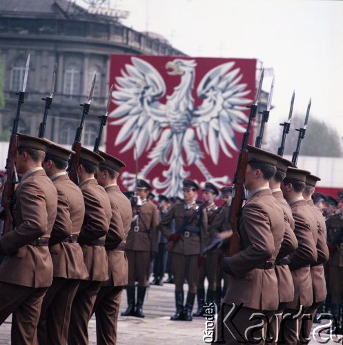 9.05.1980, Warszawa, Polska.
Dzień Zwycięstwa. W paradzie z okazji 35. rocznicy zakończenia II wojny światowej na Placu Zwycięstwa (obecnie Plac Józefa Piłsudskiego) biorą udział żołnierze ludowego Wojska Polskiego. Za nimi widoczna dekoracja z godłem PRL-u.
Fot. Edward Grochowicz, zbiory Ośrodka KARTA