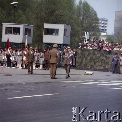 9.05.1980, Warszawa, Polska.
Obchody Dnia Zwycięstwa. W uroczystościach 35. rocznicy zakończenia II wojny światowej bierze udział marszałek ludowego Wojska Polskiego Michał Rola-Żymierski (z prawej, z szarfą).
Fot. Edward Grochowicz, zbiory Ośrodka KARTA