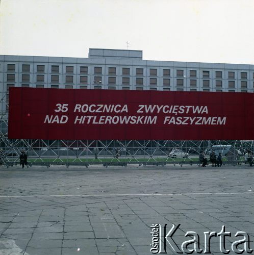 9.05.1980, Warszawa, Polska.
Obchody Dnia Zwycięstwa. Na pierwszym planie widoczny transparent przed hotelem Sofitel Victoria przy ul. Królewskiej.
Fot. Edward Grochowicz, zbiory Ośrodka KARTA