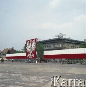 9.05.1980, Warszawa, Polska.
Obchody Dnia Zwycięstwa. Dekoracje na Placu Zwycięstwa (obecnie Plac Józefa Piłsudskiego).
Fot. Edward Grochowicz, zbiory Ośrodka KARTA