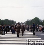 9.05.1980, Warszawa, Polska.
Dzień Zwycięstwa. W obchodach 35. rocznicy zakończenia II wojny światowej na Placu Zwycięstwa (obecnie Plac Józefa Piłsudskiego) uczestniczą żołnierze ludowego Wojska Polskiego. W głębi widoczny Grób Nieznanego Żołnierza.
Fot. Edward Grochowicz, zbiory Ośrodka KARTA