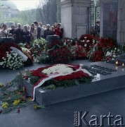 9.05.1980, Warszawa, Polska.
Dzień Zwycięstwa. Wieńce złożone na tablicy Grobu Nieznanego Żołnierza na Placu Zwycięstwa (obecnie Plac Józefa Piłsudskiego).
Fot. Edward Grochowicz, zbiory Ośrodka KARTA
