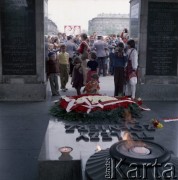 9.05.1980, Warszawa, Polska.
Dzień Zwycięstwa. Dzieci przy Grobie Nieznanego Żołnierza na Placu Zwycięstwa (obecnie Plac Józefa Piłsudskiego).
Fot. Edward Grochowicz, zbiory Ośrodka KARTA
