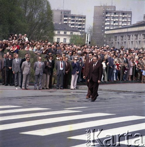 9.05.1980, Warszawa, Polska.
Obchody Dnia Zwycięstwa. W uroczystościach 35. rocznicy zakończenia II wojny światowej bierze udział prezes Rady Ministrów Edward Babiuch (z prawej).
Fot. Edward Grochowicz, zbiory Ośrodka KARTA