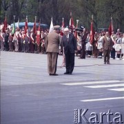 9.05.1980, Warszawa, Polska.
Obchody Dnia Zwycięstwa. W uroczystościach 35. rocznicy zakończenia II wojny światowej bierze udział przewodniczący Rady Państwa Henryk Jabłoński (z prawej). Na zdjęciu wita się z generałem ludowego Wojska Polskiego.
Fot. Edward Grochowicz, zbiory Ośrodka KARTA