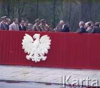 9.05.1980, Warszawa, Polska.
Dzień Zwycięstwa. Na trybunie honorowej stoją przedstawiciele władzy partyjnej, wojskowej i państwowej: 4. z lewej I sekretarz Komitetu Centralnego Polskiej Zjednoczonej Partii Robotniczej Edward Gierek.
Fot. Edward Grochowicz, zbiory Ośrodka KARTA