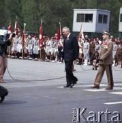 9.05.1980, Warszawa, Polska.
Obchody Dnia Zwycięstwa. W uroczystościach 35. rocznicy zakończenia II wojny światowej bierze udział I sekretarz Komitetu Centralnego Polskiej Zjednoczonej Partii Robotniczej Edward Gierek (w garniturze).
Fot. Edward Grochowicz, zbiory Ośrodka KARTA
