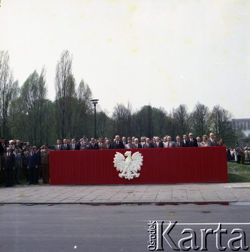 9.05.1980, Warszawa, Polska.
Dzień Zwycięstwa. Na trybunie honorowej stoją przedstawiciele władzy partyjnej, wojskowej i państwowej: 4. z lewej prawdopodobnie Komendant Główny Milicji Obywatelskiej gen. Stanisław Zaczkowski, 6. minister obrony narodowej gen. Wojciech Jaruzelski, 7. premier Edward Babiuch, 8. I sekretarz Komitetu Centralnego Polskiej Zjednoczonej Partii Robotniczej Edward Gierek, 9. marszałek ludowego Wojska Polskiego Michał Rola-Żymierski, 10. przewodniczący Rady Państwa Henryk Jabłoński, 11. marszałek Sejmu Stanisław Gucwa.
Fot. Edward Grochowicz, zbiory Ośrodka KARTA