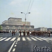 9.05.1980, Warszawa, Polska.
Obchody Dnia Zwycięstwa na Placu Zwycięstwa (obecnie Plac Józefa Piłsudskiego). W uroczystości bierze udział Orkiestra Reprezentacyjna Wojska Polskiego. W głębi widoczny Teatr Wielki.
Fot. Edward Grochowicz, zbiory Ośrodka KARTA