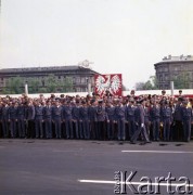 9.05.1980, Warszawa, Polska.
Dzień Zwycięstwa. W obchodach 35. rocznicy zakończenia II wojny światowej na Placu Zwycięstwa (obecnie Plac Józefa Piłsudskiego) biorą udział dzieci z Młodzieżowej Służby Ruchu.
Fot. Edward Grochowicz, zbiory Ośrodka KARTA
