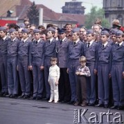 9.05.1980, Warszawa, Polska.
Dzień Zwycięstwa. W obchodach 35. rocznicy zakończenia II wojny światowej na Placu Zwycięstwa (obecnie Plac Józefa Piłsudskiego) biorą udział chłopcy z Młodzieżowej Służby Ruchu.
Fot. Edward Grochowicz, zbiory Ośrodka KARTA