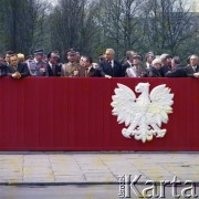 9.05.1980, Warszawa, Polska.
Dzień Zwycięstwa. Na trybunie honorowej stoją przedstawiciele władzy partyjnej, wojskowej i państwowej: 2. z lewej prawdopodobnie Komendant Główny Milicji Obywatelskiej gen. Stanisław Zaczkowski, 4. minister obrony narodowej gen. Wojciech Jaruzelski, 5. premier Edward Babiuch, 6. I sekretarz Komitetu Centralnego Polskiej Zjednoczonej Partii Robotniczej Edward Gierek, 7. marszałek ludowego Wojska Polskiego Michał Rola-Żymierski, 8. przewodniczący Rady Państwa Henryk Jabłoński.
Fot. Edward Grochowicz, zbiory Ośrodka KARTA