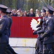 9.05.1980, Warszawa, Polska.
Dzień Zwycięstwa. Na trybunie honorowej stoją przedstawiciele władzy partyjnej, wojskowej i państwowej: 3. z lewej w mundurze minister obrony narodowej gen. Wojciech Jaruzelski, 4. premier Edward Babiuch, 5. I sekretarz Komitetu Centralnego Polskiej Zjednoczonej Partii Robotniczej Edward Gierek, 6. marszałek ludowego Wojska Polskiego Michał Rola-Żymierski. Przed trybuną maszerują żołnierze wojsk lotniczych.  
Fot. Edward Grochowicz, zbiory Ośrodka KARTA