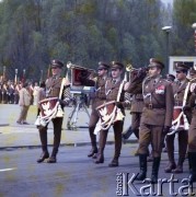 9.05.1980, Warszawa, Polska.
Obchody Dnia Zwycięstwa na Placu Zwycięstwa (obecnie Plac Józefa Piłsudskiego). W uroczystości bierze udział Orkiestra Reprezentacyjna Wojska Polskiego.
Fot. Edward Grochowicz, zbiory Ośrodka KARTA
