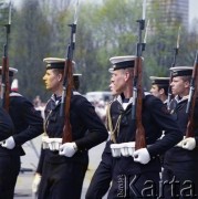 9.05.1980, Warszawa, Polska.
Dzień Zwycięstwa. W paradzie z okazji 35. rocznicy zakończenia II wojny światowej biorą udział żołnierze Marynarki Wojennej.
Fot. Edward Grochowicz, zbiory Ośrodka KARTA