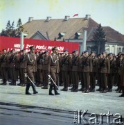 9.05.1980, Warszawa, Polska.
Dzień Zwycięstwa. W pochodzie z okazji 35. rocznicy zakończenia II wojny światowej na Placu Zwycięstwa (obecnie Plac Józefa Piłsudskiego) uczestniczą żołnierze ludowego Wojska Polskiego.
Fot. Edward Grochowicz, zbiory Ośrodka KARTA