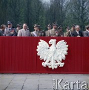 9.05.1980, Warszawa, Polska.
Dzień Zwycięstwa. Na trybunie honorowej stoją przedstawiciele władzy partyjnej, wojskowej i państwowej: 1. z lewej prawdopodobnie Komendant Główny Milicji Obywatelskiej gen. Stanisław Zaczkowski, 2. sekretarz Komitetu Centralnego Polskiej Zjednoczonej Partii Robotniczej Stanisław Kania, 3. marszałek ludowego Wojska Polskiego Michał Rola-Żymierski, 4. w mundurze minister obrony narodowej gen. Wojciech Jaruzelski.
Fot. Edward Grochowicz, zbiory Ośrodka KARTA