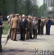 9.05.1980, Warszawa, Polska.
Obchody Dnia Zwycięstwa na Placu Zwycięstwa, obok Grobu Nieznanego Żołnierza. W towarzystwie generałów ludowego Wojska Polskiego stoi w ciemnym garniturze stoi I sekretarz Komitetu Warszawskiego Polskiej Zjednoczonej Partii Robotniczej i przewodniczący Stołecznej Rady Narodowej Alojzy Karkoszka.
Fot. Edward Grochowicz, zbiory Ośrodka KARTA