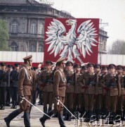 9.05.1980, Warszawa, Polska.
Dzień Zwycięstwa. W pochodzie z okazji 35. rocznicy zakończenia II wojny światowej na Placu Zwycięstwa (obecnie Plac Józefa Piłsudskiego) uczestniczą żołnierze ludowego Wojska Polskiego. Za nimi widoczne dekoracje z godłem PRL-u - orłem bez korony.
Fot. Edward Grochowicz, zbiory Ośrodka KARTA