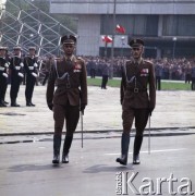 9.05.1980, Warszawa, Polska.
Dzień Zwycięstwa. W uroczystości z okazji 35. rocznicy zakończenia II wojny światowej na Placu Zwycięstwa (obecnie Plac Józefa Piłsudskiego) uczestniczą żołnierze ludowego Wojska Polskiego. Na pierwszym planie widoczni major (z lewej) i kapitan ludowego WP.
Fot. Edward Grochowicz, zbiory Ośrodka KARTA