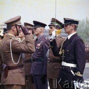 9.05.1980, Warszawa, Polska.
Obchody Dnia Zwycięstwa na Placu Zwycięstwa (obecnie Plac Józefa Piłsudskiego). W uroczystości biorą udział żołnierze wszystkich formacji polskich sił zbrojnych. 
Fot. Edward Grochowicz, zbiory Ośrodka KARTA