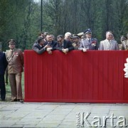 9.05.1980, Warszawa, Polska.
Obchody Dnia Zwycięstwa. Na trybunie honorowej stoją przedstawiciele władzy partyjnej, wojskowej i państwowej. 1. z prawej stoi sekretarz Komitetu Centralnego Polskiej Zjednoczonej Partii Robotniczej Stanisław Kania, 2. prawdopodobnie Komendant Główny Milicji Obywatelskiej gen. Stanisław Zaczkowski. W drugim rzędzie obok generała w mundurze z lewej strony stoi przewodniczący Stołecznej Rady Narodowej Alojzy Karkoszka.
Fot. Edward Grochowicz, zbiory Ośrodka KARTA