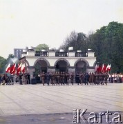 9.05.1980, Warszawa, Polska.
Dzień Zwycięstwa. W obchodach 35. rocznicy zakończenia II wojny światowej na Placu Zwycięstwa (obecnie Plac Józefa Piłsudskiego) biorą udział żołnierze ludowego Wojska Polskiego. Na zdjęciu żołnierze maszerują w kierunku Grobu Nieznanego Żołnierza.
Fot. Edward Grochowicz, zbiory Ośrodka KARTA