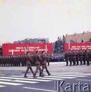 9.05.1980, Warszawa, Polska.
Dzień Zwycięstwa. W obchodach 35. rocznicy zakończenia II wojny światowej na Placu Zwycięstwa (obecnie Plac Józefa Piłsudskiego) biorą udział żołnierze ludowego Wojska Polskiego.
Fot. Edward Grochowicz, zbiory Ośrodka KARTA
