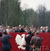 9.05.1980, Warszawa, Polska.
Dzień Zwycięstwa. Na trybunie honorowej stoją przedstawiciele władzy partyjnej, wojskowej i państwowej: 1. z lewej prawdopodobnie Komendant Główny Milicji Obywatelskiej gen. Stanisław Zaczkowski, 2. sekretarz Komitetu Centralnego Polskiej Zjednoczonej Partii Robotniczej Stanisław Kania, 3. premier Edward Babiuch, 4. I sekretarz KC PZPR Edward Gierek, 5. marszałek ludowego Wojska Polskiego Michał Rola-Żymierski, 6. minister obrony narodowej gen. Wojciech Jaruzelski, 7. przewodniczący Rady Państwa Henryk Jabłoński. W drugim rzędzie 2. z prawej stoi marszałek Sejmu Stanisław Gucwa. 
Fot. Edward Grochowicz, zbiory Ośrodka KARTA