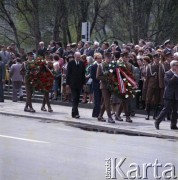 9.05.1980, Warszawa, Polska.
Obchody Dnia Zwycięstwa. Żołnierze ludowego Wojska Polskiego, niosąc wieńce.
Fot. Edward Grochowicz, zbiory Ośrodka KARTA