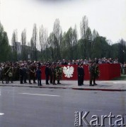 9.05.1980, Warszawa, Polska.
Obchody Dnia Zwycięstwa. Na trybunie honorowej stoją przedstawiciele władzy partyjnej, wojskowej i państwowej. Przed trybuną maszerują z wieńcem żołnierze ludowego Wojska Polskiego. 
Fot. Edward Grochowicz, zbiory Ośrodka KARTA