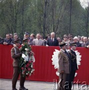 9.05.1980, Warszawa, Polska.
Dzień Zwycięstwa. Na trybunie honorowej stoją przedstawiciele władzy partyjnej, wojskowej i państwowej: 3. z lewej prawdopodobnie Komendant Główny Milicji Obywatelskiej gen. Stanisław Zaczkowski, 4. sekretarz Komitetu Centralnego Polskiej Zjednoczonej Partii Robotniczej Stanisław Kania, 5. I sekretarz Komitetu Centralnego Polskiej Zjednoczonej Partii Robotniczej Edward Gierek, 6. marszałek ludowego Wojska Polskiego Michał Rola-Żymierski, 7. przewodniczący Rady Państwa Henryk Jabłoński, 8. Marszałek Sejmu Stanisław Gucwa. Za marszałkiem Żymierskim stoi minister obrony narodowej gen. Wojciech Jaruzelski. Za E. Gierkiem stoi Prezes Rady Ministrów Edward Babiuch. Przed trybuną maszerują z wieńcem żołnierze ludowego Wojska Polskiego. 
Fot. Edward Grochowicz, zbiory Ośrodka KARTA