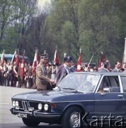 9.05.1980, Warszawa, Polska.
Dzień Zwycięstwa na Placu Zwycięstwa (obecnie Plac Józefa Piłsudskiego) biorą udział żołnierze ludowego Wojska Polskiego. Przy samochodzie 1. z lewej stoi minister obrony narodowej gen. Wojciech Jaruzelski. 
Fot. Edward Grochowicz, zbiory Ośrodka KARTA