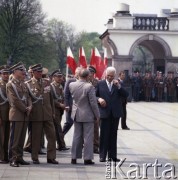 9.05.1980, Warszawa, Polska.
Obchody Dnia Zwycięstwa na Placu Zwycięstwa, obok Grobu Nieznanego Żołnierza. 1. z prawej I sekretarz Komitetu Warszawskiego PZPR i przewodniczący Stołecznej Rady Narodowej Alojzy Karkoszka.
Fot. Edward Grochowicz, zbiory Ośrodka KARTA