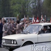 9.05.1980, Warszawa, Polska.
Obchody Dnia Zwycięstwa. W uroczystościach 35. rocznicy zakończenia II wojny światowej brał udział marszałek ludowego Wojska Polskiego Michał Rola-Żymierski (1. z lewej, wsiada do samochodu).
Fot. Edward Grochowicz, zbiory Ośrodka KARTA