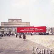 9.05.1980, Warszawa, Polska.
Obchody Dnia Zwycięstwa. Transparent ustawiony przed budynkiem Teatru Wielkiego, widziany od strony Placu Zwycięstwa (obecnie Plac Józefa Piłsudskiego).
Fot. Edward Grochowicz, zbiory Ośrodka KARTA