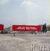 9.05.1980, Warszawa, Polska.
Obchody Dnia Zwycięstwa. Na pierwszym planie widoczny transparent na Placu Zwycięstwa (obecnie Plac Józefa Piłsudskiego).
Fot. Edward Grochowicz, zbiory Ośrodka KARTA
