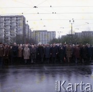 1.05.1981, Warszawa, Polska.
Obchody święta 1 Maja, pochód rusza z Placu Grzybowskiego. W pierwszym rzędzie 4. z lewej sekretarz Komitetu Centralnego Polskiej Zjednoczonej Partii Robotniczej Stefan Olszowski, 5. wicepremier Mieczysław Jagielski, 6. marszałek Sejmu Stanisław Gucwa, 7. przewodniczący Rady Państwa Henryk Jabłoński, 8. I sekretarz Komitetu Warszawskiego PZPR Stanisław Kociołek, 10. I sekretarz KC PZPR Stanisław Kania, 11. członek KC PZPR Felicja Fornalska, 12. premier rządu gen. Wojciech Jaruzelski, 14. wicepremier i przewodniczący Stronnictwa Narodowego Edward Kowalczyk.
Fot. Edward Grochowicz, zbiory Ośrodka KARTA