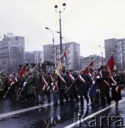 1.05.1981, Warszawa, Polska.
Obchody święta 1 Maja. Pochód rusza z Placu Grzybowskiego, uczestniczą w nim delegacje z zakładów pracy oraz Związku Młodzieży Polskiej (z prawej). 
Fot. Edward Grochowicz, zbiory Ośrodka KARTA 
