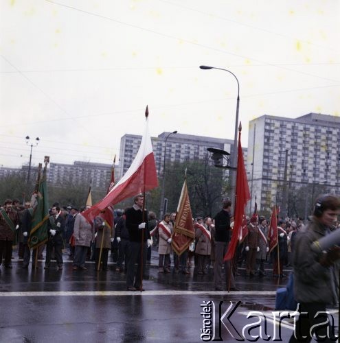 1.05.1981, Warszawa, Polska.
Obchody święta 1 Maja. Uczestnicy pochodu oczekują na wymarsz z Placu Grzybowskiego.
Fot. Edward Grochowicz, zbiory Ośrodka KARTA 
