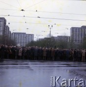 1.05.1981, Warszawa, Polska.
Obchody święta 1 Maja na Placu Grzybowskim. Przedstawiciele władz partyjnych i państwowych na czele pochodu. W środku w mundurze stoi premier gen. Wojciech Jaruzelski, obok niego z lewej I sekretarz KC PZPR Stanisław Kania.
Fot. Edward Grochowicz, zbiory Ośrodka KARTA