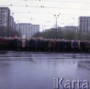 1.05.1981, Warszawa, Polska.
Obchody święta 1 Maja na Placu Grzybowskim. Przedstawiciele władz partyjnych i państwowych na czele pochodu. W środku w mundurze stoi premier gen. Wojciech Jaruzelski.
Fot. Edward Grochowicz, zbiory Ośrodka KARTA 
