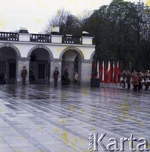 1.05.1981, Warszawa, Polska.
Obchody święta 1 Maja na Placu Zwycięstwa (obecnie Plac Piłsudskiego). Przy Grobie Nieznanego Żołnierza po prawej stronie stoi Orkiestra Reprezentacyjna Wojska Polskiego. 
Fot. Edward Grochowicz, zbiory Ośrodka KARTA 
