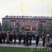 1.05.1981, Warszawa, Polska.
Obchody święta 1 Maja. Transparent zawieszony na fasadzie Domu Funduszu Kwaterunku Wojskowego (Domu bez Kantów) od strony Placu Zwycięstwa (obecnie Plac Józefa Piłsudskiego).
Fot. Edward Grochowicz, zbiory Ośrodka KARTA 
