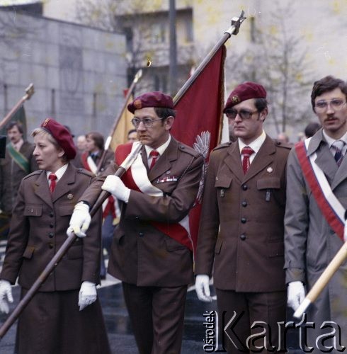 1.05.1981, Warszawa, Polska.
Harcerze biorą udział w obchodach Święta Pracy. 
Fot. Edward Grochowicz, zbiory Ośrodka KARTA 
