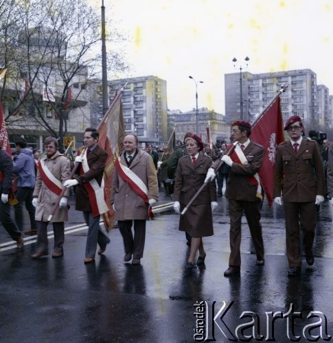 1.05.1981, Warszawa, Polska.
Święto Pracy. Harcerze biorą udział w pochodzie pierwszomajowym.  
Fot. Edward Grochowicz, zbiory Ośrodka KARTA 
